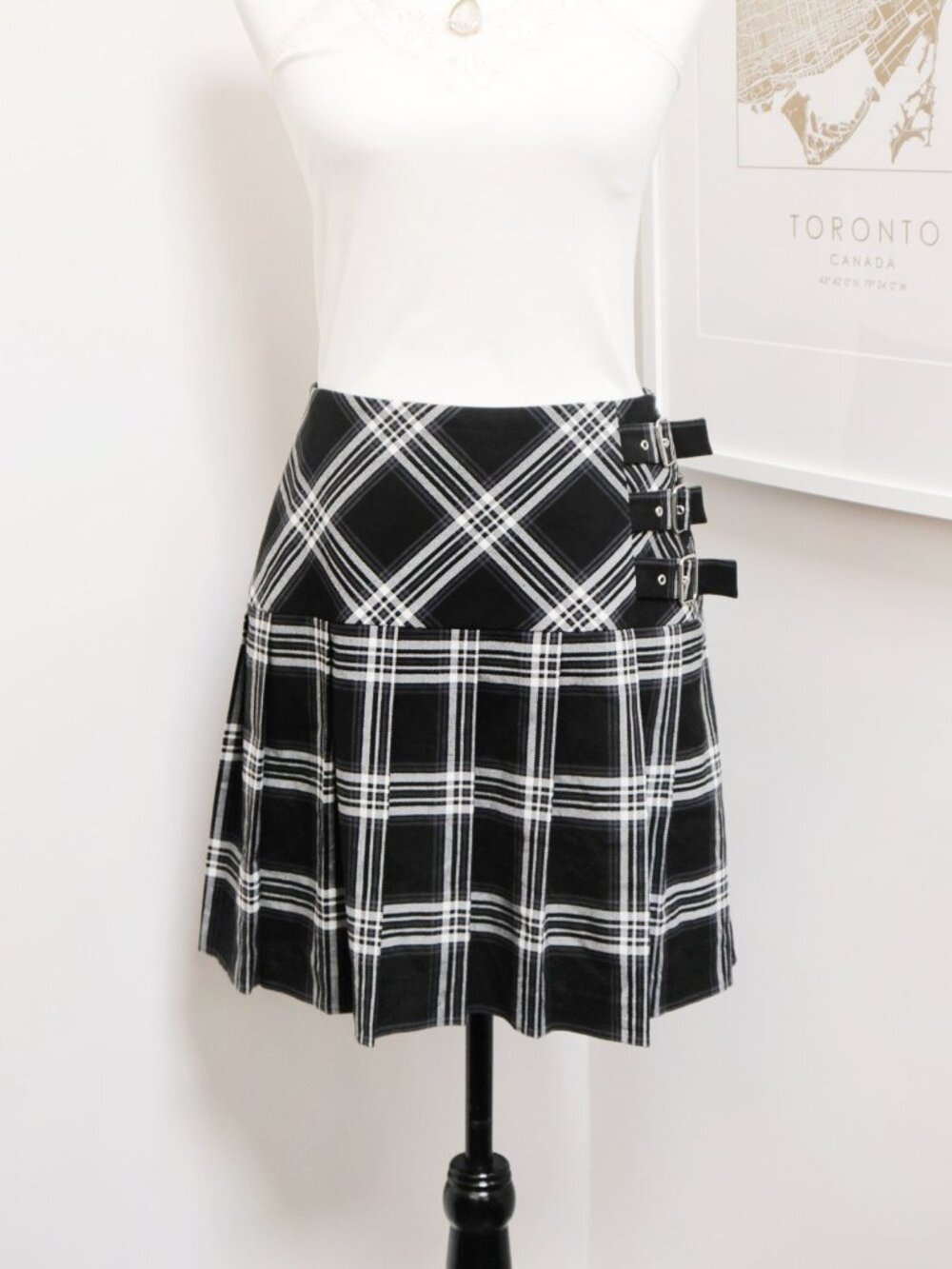 Black & White Triple Buckle Pleated Skirt 🎲 HIRSCH, Preppy Goth Dark Academia